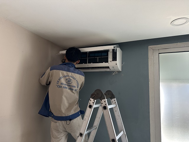 Đơn vị vệ sinh máy lạnh nội địa Nhật đáng tin cậy tại TPHCM năm 2024 ? 11 Hoàng Phương vệ sinh máy lạnh nội địa Nhật theo một quy trình bài bản